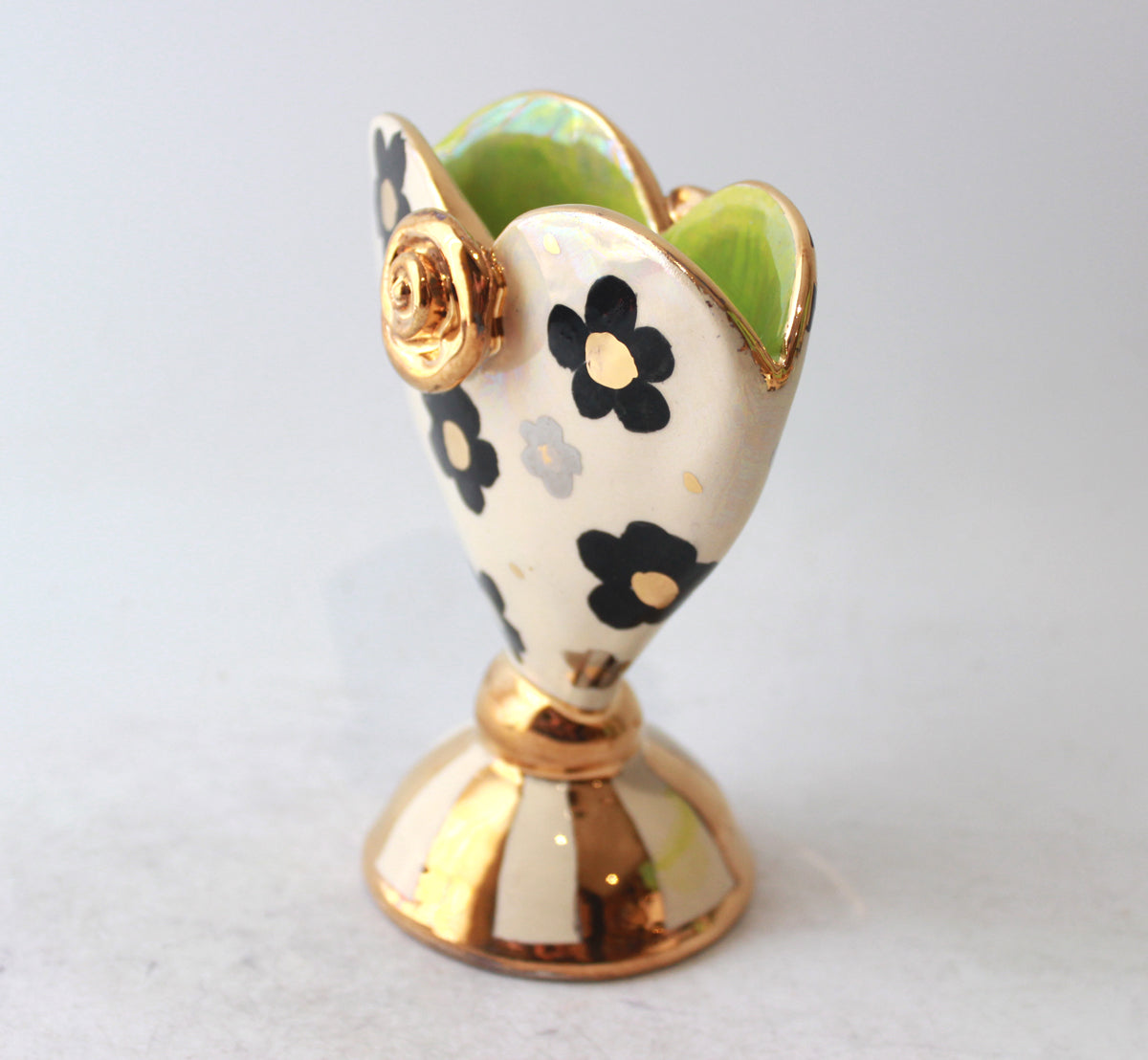 Baby Heart Vase in Black and White Daisy