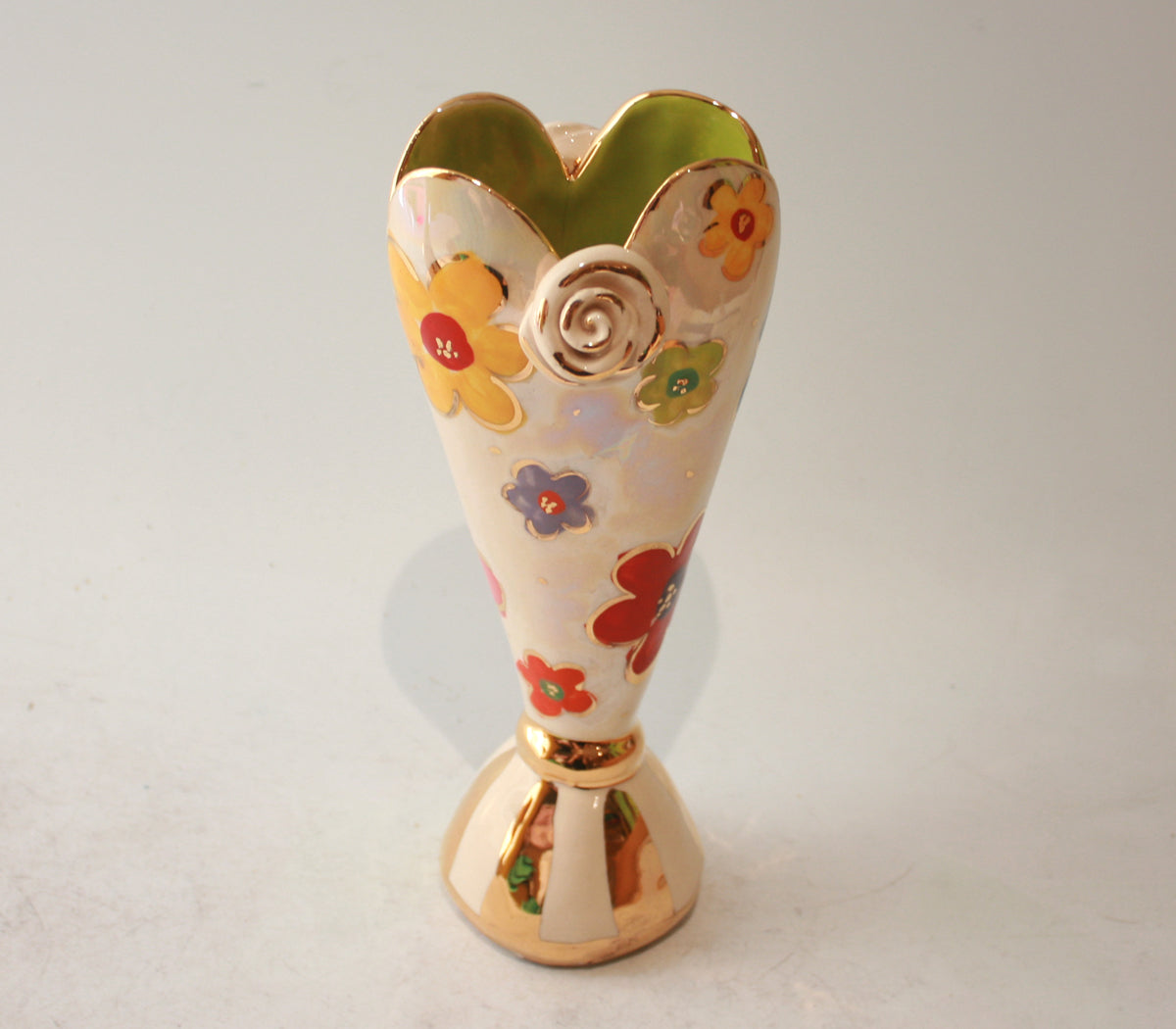Tiny Heart Vase in Daisy