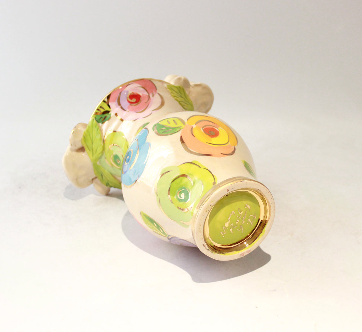 Medium Rose Edged Vase in Gold Mixed Pale Roses