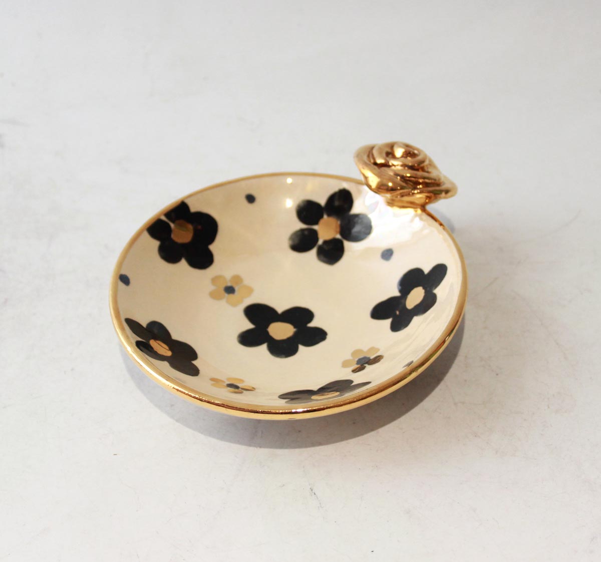 Rose Saucer in Black and White Daisy