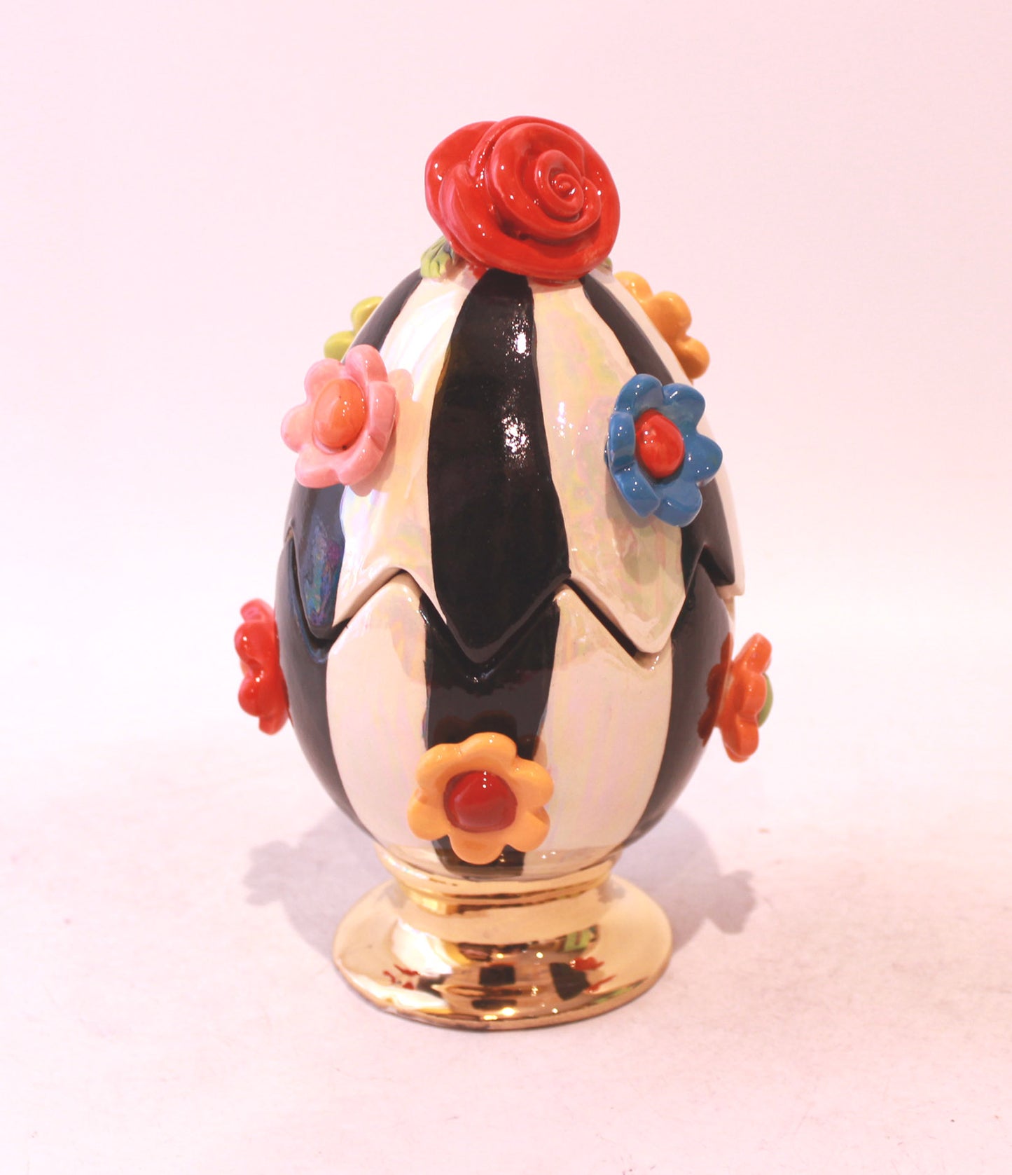 Daisy Studded Egg with Rose Lid in Black and White