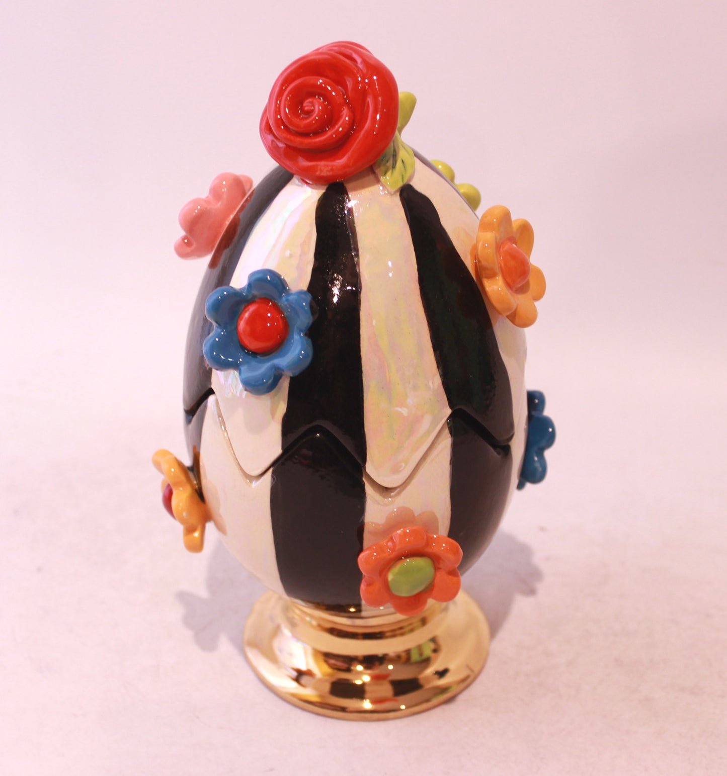 Daisy Studded Egg with Rose Lid in Black and White