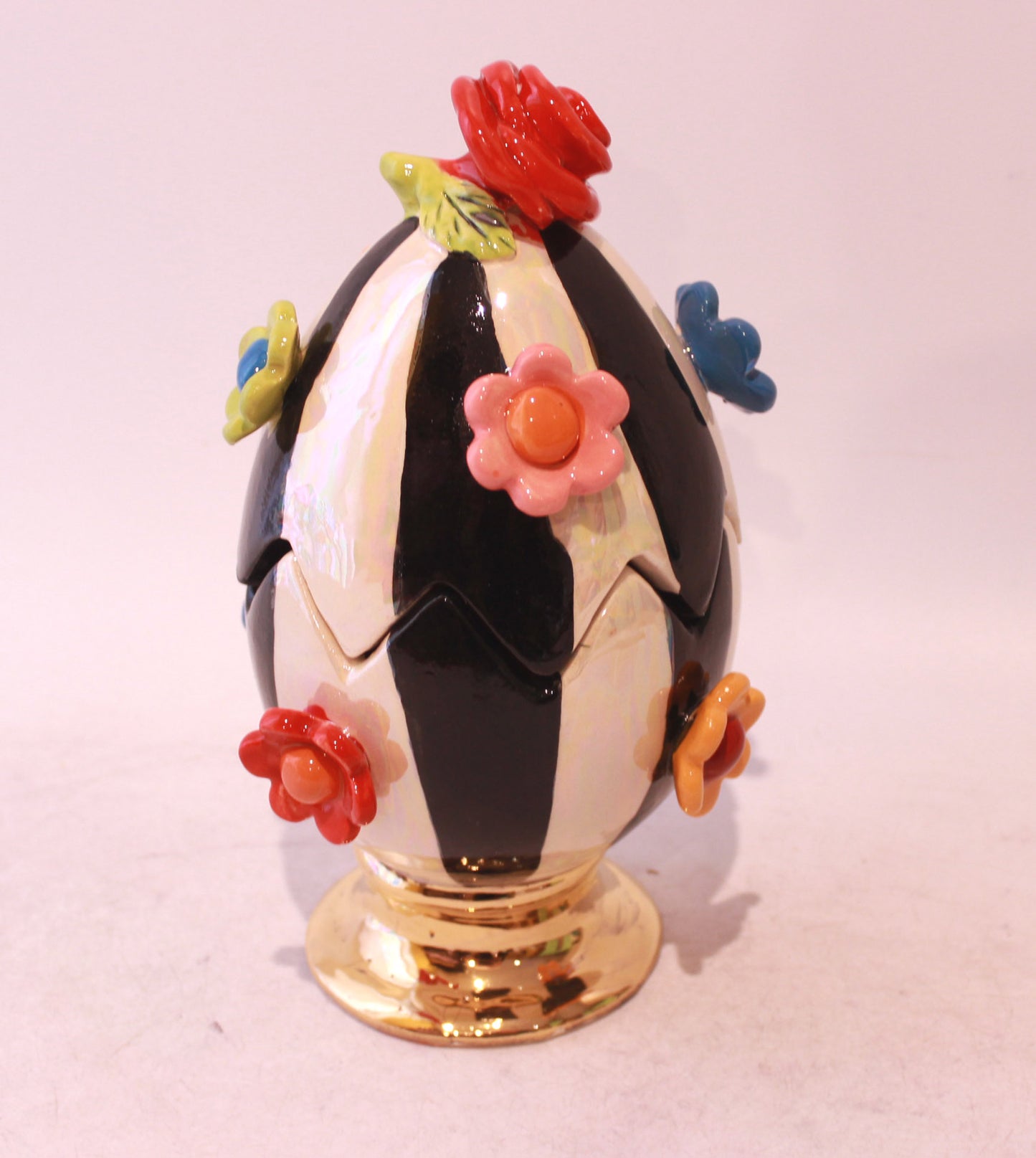 Daisy Studded Egg with Rose Lid in Black and White