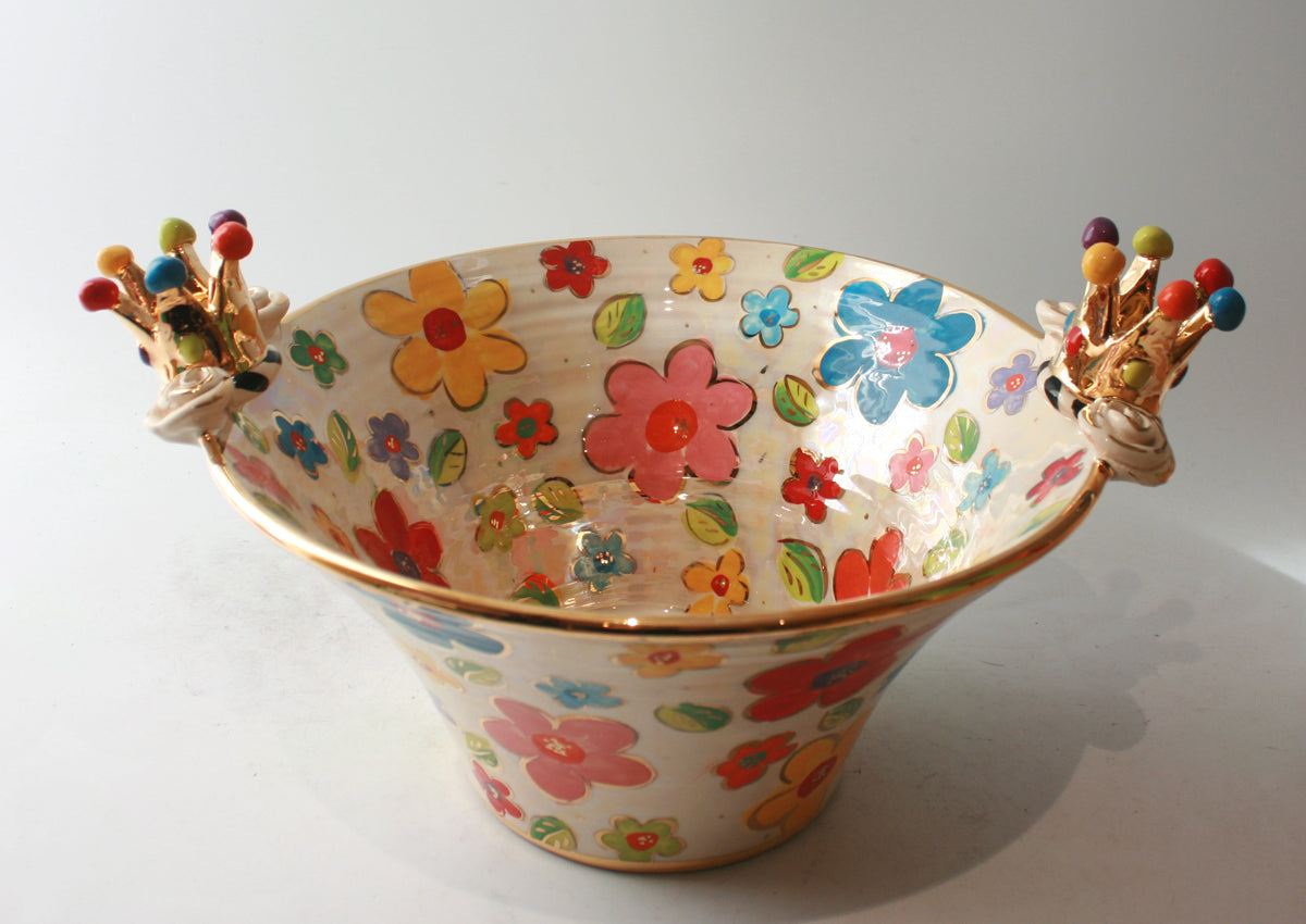 Medium Crown Edged Serving Bowl in Daisy