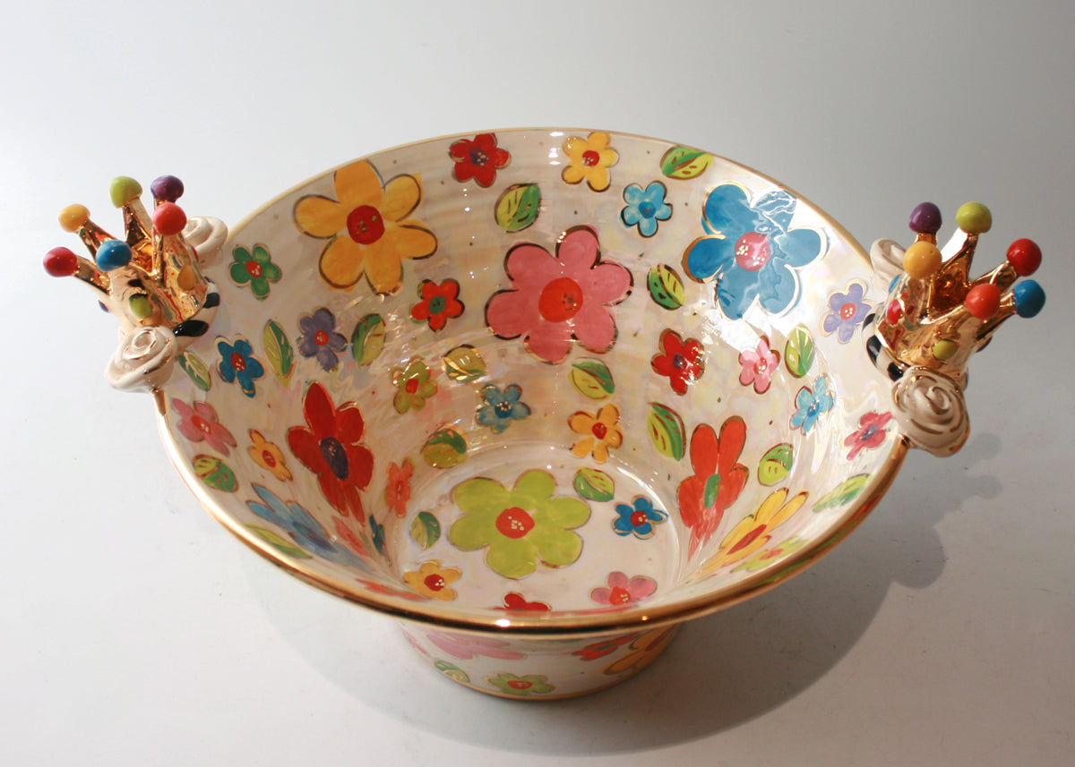 Medium Crown Edged Serving Bowl in Daisy