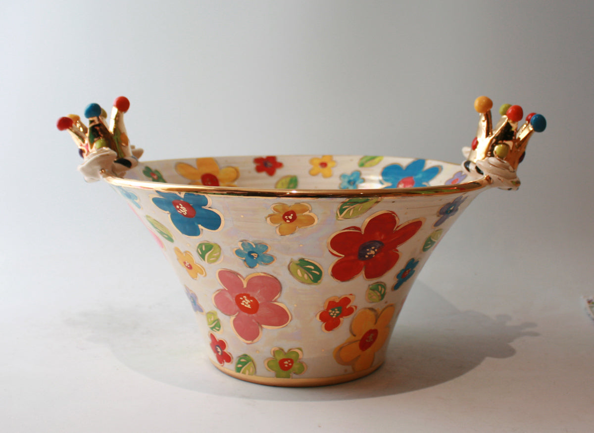 Medium Crown Edged Serving Bowl in Daisy